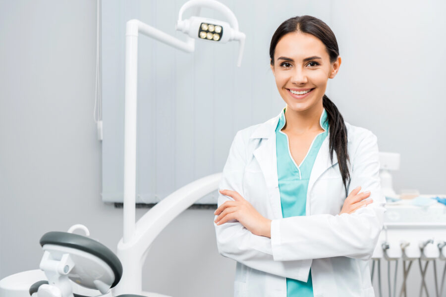 Ergonomie in der Zahnarztpraxis: Warum die Arbeitshaltung auch Patienten betrifft